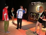 Gastspieler Dominik Kienast (links) tritt gegen den amtierenden Weltmeister Glen Durrant an. Quelle: Ingo Rodriguez