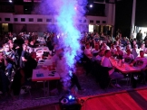 Das Publikum genießt die spektakuläre Show, zückt Handys und lässt sich für Erinnerungsfotos mit den Stars ablichten. Quelle: Ingo Rodriguez